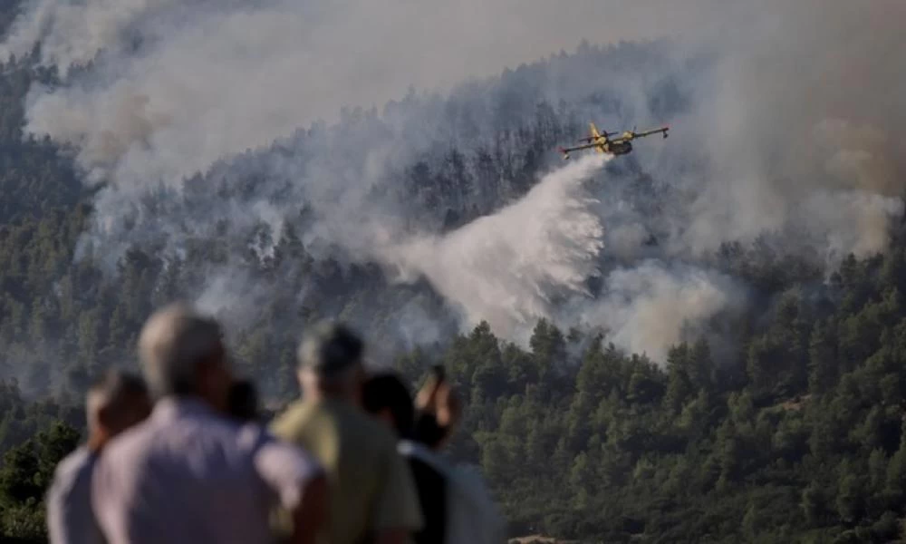 Πυρκαγιά στην Κερατέα: Εμπρησμούς με φωτοβολίδες καταγγέλουν οι κάτοικοι-Μήνυμα για εκκένωση